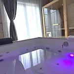 Cinque Stelle Private Jacuzzi And Sauna Apartamento *